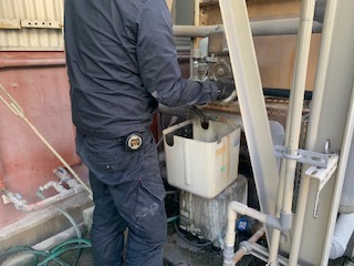 給水配管水漏れ部補修及びポンプ交換、屋外タラップ設置